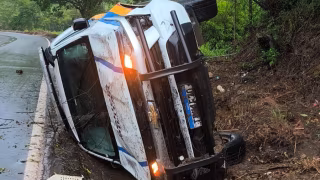Vídeo: viatura da PM capota na BR-381 durante chuva em Nova Era; policiais são de Ipatinga