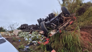 Motorista fica preso às ferragens após tombamento de carreta na BR-262 em São Domingos do Prata