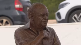 Escultura em tamanho real de Oscar Niemeyer é inaugurada na Praça dos Três Poderes