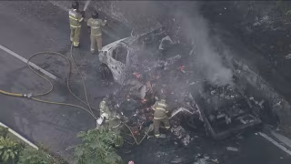 Caminhão pega fogo e interdita praça de pedágio na BR-040, em Duque de Caxias