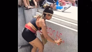 BH: mulher é detida após pichar estátua em protesto contra a dosimetria