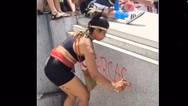 BH: mulher é detida após pichar estátua em protesto contra a dosimetria