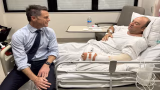 “Herói” que desarmou atirador na Austrália aparece em foto após cirurgia