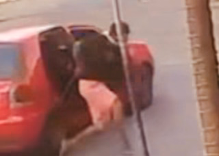 Homem se joga de carro em movimento para escapar de sequestro no Ceará