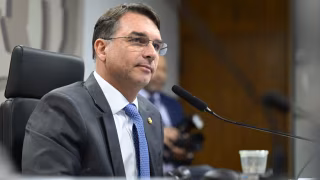 Flávio Bolsonaro aciona TCU para investigar suposto favorecimento a Lulinha no INSS