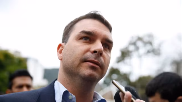 Após recuo, SBT mantém participação de Flávio Bolsonaro no Programa do Ratinho