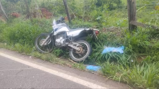 Casal fica ferido em colisão entre moto e carro na MG-123, em Rio Piracicaba