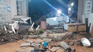 Chuva forte alaga casa e deixa moradora ilhada em Itabira