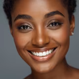 Entre festas e brindes de fim de ano, especialista alerta para cuidados com a saúde bucal