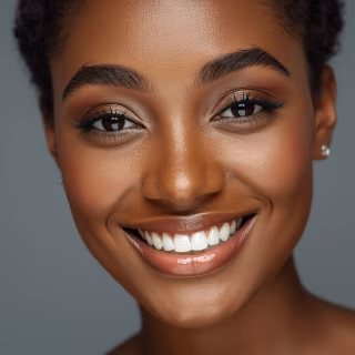 Entre festas e brindes de fim de ano, especialista alerta para cuidados com a saúde bucal