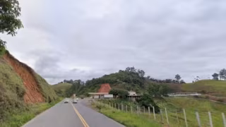 Caminhoneiro é encontrado nu e desacordado após dar carona a mulher na MGC-265 na Zona da Mata