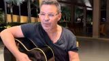 Após polêmica com SBT, Eduardo Costa lança música com críticas à política