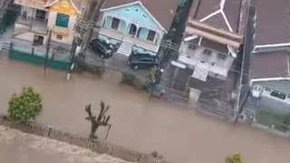 Temporal em Petrópolis transforma ruas em rios, e Defesa Civil emite alerta extremo