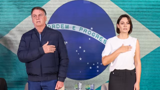 Defesa de Bolsonaro pede visitas fixas de Michelle na PF em Brasília