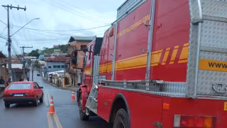 Vídeo: casa pega fogo e mobiliza equipes de emergência em Santa Bárbara