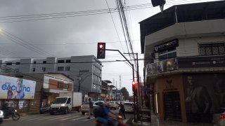 Ipatinga aprova semáforos em amarelo intermitente à noite para ampliar segurança no trânsito