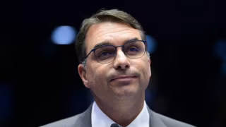 Flávio Bolsonaro se define como 'Bolsonaro moderado' e mira confiança do eleitorado