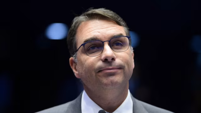 Flávio Bolsonaro se define como 'Bolsonaro moderado' e mira confiança do eleitorado