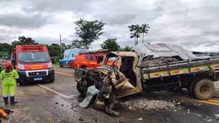 Colisão entre caminhão e caminhonete deixa feridos na MG-491