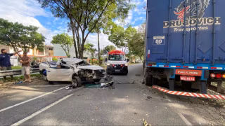Vídeo: motorista fica ferido após carro bater em carreta estacionada em Ipatinga