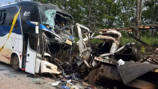 Colisão entre ônibus e carreta deixa três mortos e seis feridos na BR-365, no norte de Minas