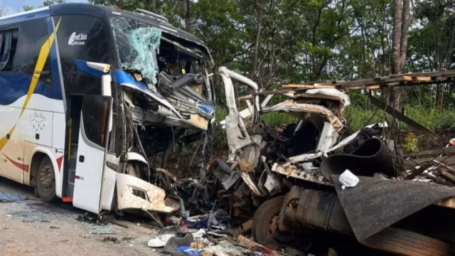 Colisão entre ônibus e carreta deixa três mortos e seis feridos na BR-365, no norte de Minas