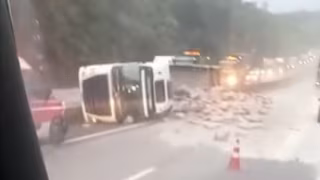 Acidente entre dois caminhões interdita faixa da BR-381 nesta sexta-feira