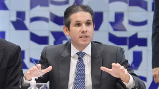 Hugo Motta prevê debate sobre fim da escala 6x1 na Câmara no início de 2026