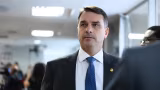 Flávio Bolsonaro assume divergências com o pai e tenta liderar campo bolsonarista em 2026