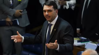 Flávio Bolsonaro diz ter sido desconvidado de lançamento do SBT News e fala em 'deslealdade'