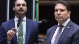 Câmara cancela passaportes diplomáticos de Eduardo Bolsonaro e Ramagem após cassação