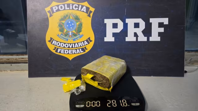 PRF apreende meia barra de maconha em fiscalização na BR-262, em Rio Casca