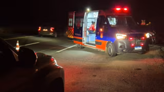 Vídeo: queda de motocicleta deixa duas pessoas feridas na BR-262, em São Domingos do Prata