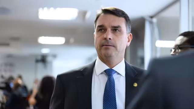 Flávio Bolsonaro pede orações pela saúde do pai após cancelamento de entrevista