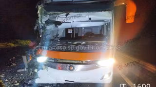 Colisão entre ônibus e caminhão interdita totalmente a Raposo Tavares em Álvares Machado