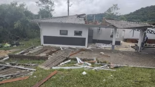 Tornado causa destruição em Farroupilha e deixa moradores desabrigados na Serra Gaúcha