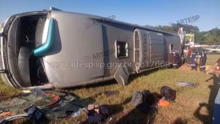 Ônibus fretado tomba em rodovia no interior de SP e deixa duas pessoas mortas