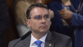 Bolsonaro oficializa indicação de Flávio como sucessor à Presidência em carta lida em hospital