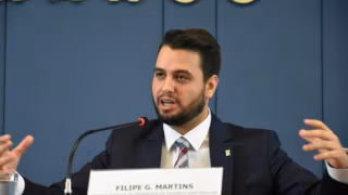 PF comunica Filipe Martins sobre decisão de Moraes que endurece medidas cautelares