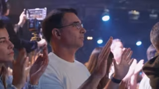 Flávio Bolsonaro declara ter aceitado Jesus como Salvador em culto nos EUA