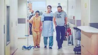 Bolsonaro segue com soluços após cirurgias e filho critica cela da PF