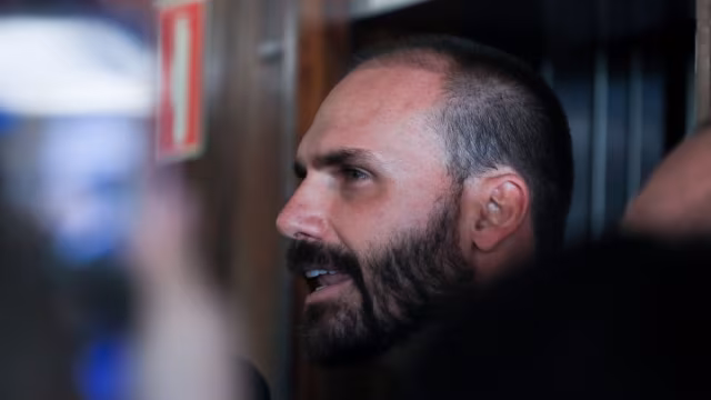 PF determina retorno imediato de Eduardo Bolsonaro ao cargo de escrivão após cassação