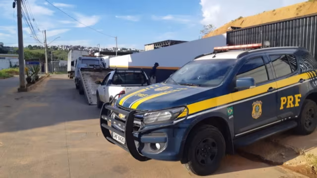 PRF recupera caminhonete roubada há 7 anos em lava-jato em MG