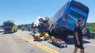 Acidente entre ônibus e carreta deixa ao menos 11 mortos na BR-116, em Pelotas