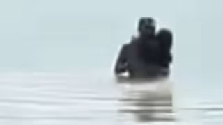 Casal é flagrado aos beijos dentro da Lagoa da Pampulha, em BH, onde banho é proibido