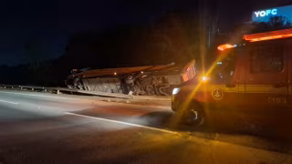 Ônibus que seguia da Bahia para São Paulo tomba na BR-381 em Pouso Alegre