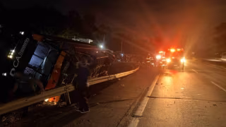 Ônibus com 41 pessoas tomba e deixa um ferido na BR-381 em MG