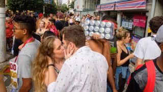 Doença do beijo: especialista alerta para riscos e complicações da mononucleose em períodos de festas