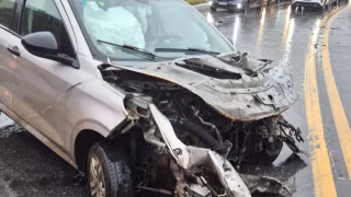 Motorista fica ferido em acidente entre carro e caminhão na BR-381 em João Monlevade