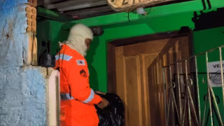 Bombeiros removem enxame de marimbondos em residência após morador ser picado duas vezes em Nova Era